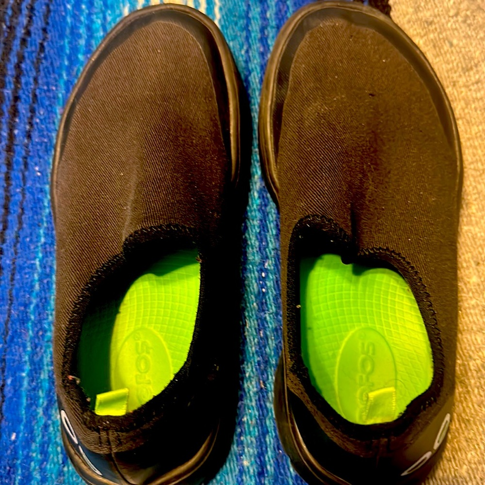 Women’s Oofos shoes size 6